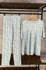 تیشرت و شلوار آبی.