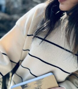 بافت پینترستی بلوز بافت، بلوز بافت لیمامد، بلوز نرم و لطیف، بلوز اسپرت، لباس پاییزه و زمستانی، استایل راحتی، مد روز، سویشرت مشکی، لباس گرم