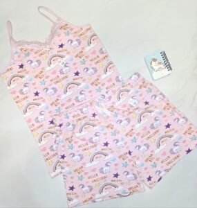 تاپ و شلوارک زنانه فانتزی با طرحهای رنگی و شاد، مناسب سایزهای بزرگ (2XL و 3XL) و پارچه وارداتی ترکیهای. مناسب برای افراد حساس به پارچههای پلاستیکی و دارای کیفیت نرم و لطیف.