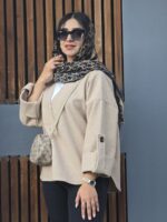 "کت فوتر یقه پیراهنی کرم رنگ زنانه با جنس با کیفیت، مناسب استایل پاییزی و زمستانی، برند لیمامد."