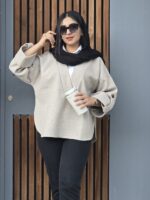 "مدل زن با کت فوتر زنانه یقه پیراهنی سبز رنگ برند لیمامد، پوششی مناسب برای روزهای خنک پاییزی.