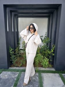 ست هودی و شلوار اسپرت زنانه با رنگ سفید، مناسب پاییز و زمستان، از جنس نخ پنبه با طراحی راحت و شیک.