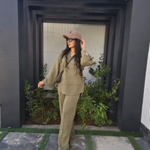 ست هودی شلوار ست هودی شلوار زنانه ست هودی و شلوار اسپرت زنانه با رنگ سبز، مناسب پاییز و زمستان، از جنس نخ پنبه با طراحی راحت و شیک.