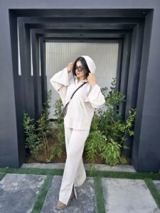 ست هودی و شلوار اسپرت زنانه با رنگ سفید، مناسب پاییز و زمستان، از جنس نخ پنبه با طراحی راحت و شیک.