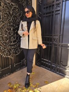 تصویری از کت فوتر زنانه برند لیمامد به رنگ کرم، مناسب فصل پاییز و زمستان، با استایلی شیک و رسمی.