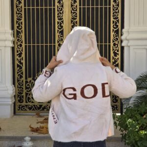 مدل با کت تدی نرم و گرم در استایل پاییزی. 3. کت تدی یقه‌دار با دکمه‌های شیک و رنگ روشن، انتخابی عالی برای روزهای سرد.