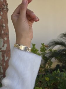 مدل با قد ۱۶۸ سانتیمتر و سایز ۴۰ در حال پوشیدن پیراهن موهر زنانه سفید رنگ، مناسب برای سایزهای ۳۸ تا ۴۴.