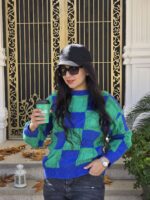 پیراهن بافت چهارخونه سبز و آبی، مناسب سایزهای 36 تا 42، با بافتی نرم و مقاوم. قد مدل 168 و سایز او 40 است که این پیراهن برای او کاملاً فیت میباشد. امکان خرید در 4 قسط با اسنپپی فراهم است.