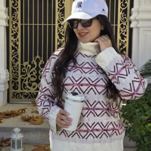 پلیور بافت زنانه طرح کریسمسی با رنگ‌بندی قرمز و سفید، مناسب فصل پاییز و زمستان، همراه با طراحی یقه اسکی و آستین‌های بلند.