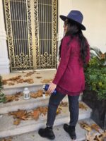 مدل زن با پلیور بافت زرشکی و لبه تور در فضای باز، مناسب معرفی محصول جدید برند لیمامد. LIMAMODE اسنپ پی و بافت زنانه