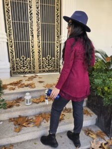 مدل زن با پلیور بافت زرشکی و لبه تور در فضای باز، مناسب معرفی محصول جدید برند لیمامد.
LIMAMODE
اسنپ پی و بافت زنانه