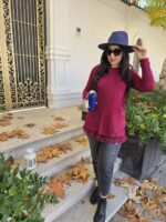 مدل زن با پلیور بافت زرشکی و لبه تور در فضای باز، مناسب معرفی محصول جدید برند لیمامد LIMAMODE