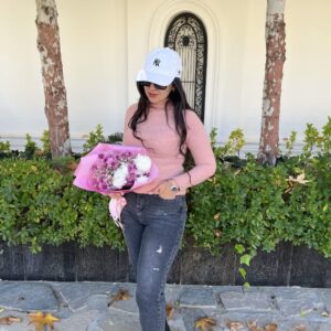 مدل زن با پیراهن صورتی یقه اسکی شاین‌دار با رگه‌های نقره‌ای، مناسب معرفی محصول پاییزی و مجلسی برند لیمامد. LIMAMODE خرید قسطی لباس از اسنپ پی