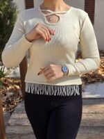 بلوز زنانه فانریپ کششی با تزئینات مرواریدی، مناسب سایزهای ۳۶ تا ۴۰. پارچه نرم و کبریتی با طراحی خاص.