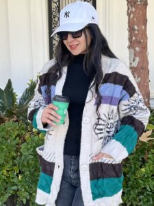 تصویری از ژاکت دکمه دار بوهو استایل با طراحی شیک و دکمه‌های بزرگ. این ژاکت مناسب برای استایل‌های روزمره و راحتی است.