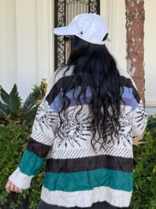 تصویری از ژاکت دکمه دار بوهو استایل با طراحی شیک و دکمه‌های بزرگ. این ژاکت مناسب برای استایل‌های روزمره و راحتی است.