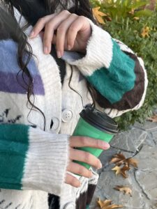 تصویری از ژاکت دکمه دار بوهو استایل با طراحی شیک و دکمه‌های بزرگ. این ژاکت مناسب برای استایل‌های روزمره و راحتی است.