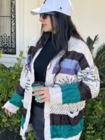 تصویری از ژاکت دکمه دار بوهو استایل با طراحی شیک و دکمه‌های بزرگ. این ژاکت مناسب برای استایل‌های روزمره و راحتی است.