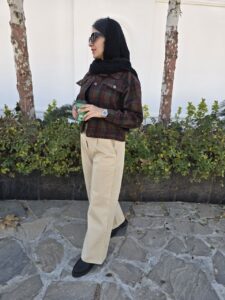 کراپ کت پشمی چهارخانه برند لیمامد با طراحی خاص و شیک، مناسب برای استایلهای مختلف زمستانی و شلوارهای جین، پارچهای یا کتان.