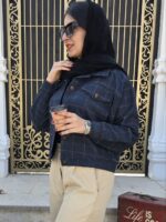 - تصویر کت پشمی چهارخونه کوتاه با رنگ سرمهای، طراحی شیک و گرم.