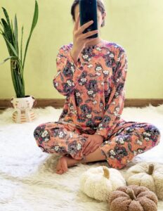 ست پیراهن و شلوار مخمل فری سایز با طرح فانتزی، مناسب سایز 36 تا 48. نمایش جزئیات طرح روی مدل با سایز 40.