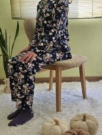 ست پیراهن و شلوار مخمل فری سایز با طرح فانتزی، مناسب سایز 36 تا 48. نمایش جزئیات طرح روی مدل با سایز 40.