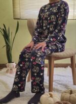 ست پیراهن و شلوار مخمل فری سایز با طرح فانتزی، مناسب سایز 36 تا 48. نمایش جزئیات طرح روی مدل با سایز 40.