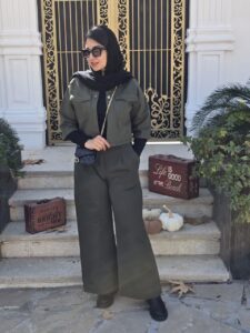 کراپ کت کتان کرمی 520 گرمی با طراحی شیک و سه رنگ متنوع مناسب سایز 36 تا 44. قد مدل 168 و سایز 40.