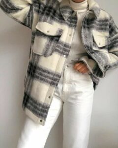 کراپ کت پشمی چهارخانه برند لیمامد با طراحی خاص و شیک، مناسب برای استایلهای مختلف زمستانی و شلوارهای جین، پارچهای یا کتان.