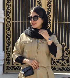 کراپ کت کتان کرمی 520 گرمی با طراحی شیک و سه رنگ متنوع مناسب سایز 36 تا 44. قد مدل 168 و سایز 40.