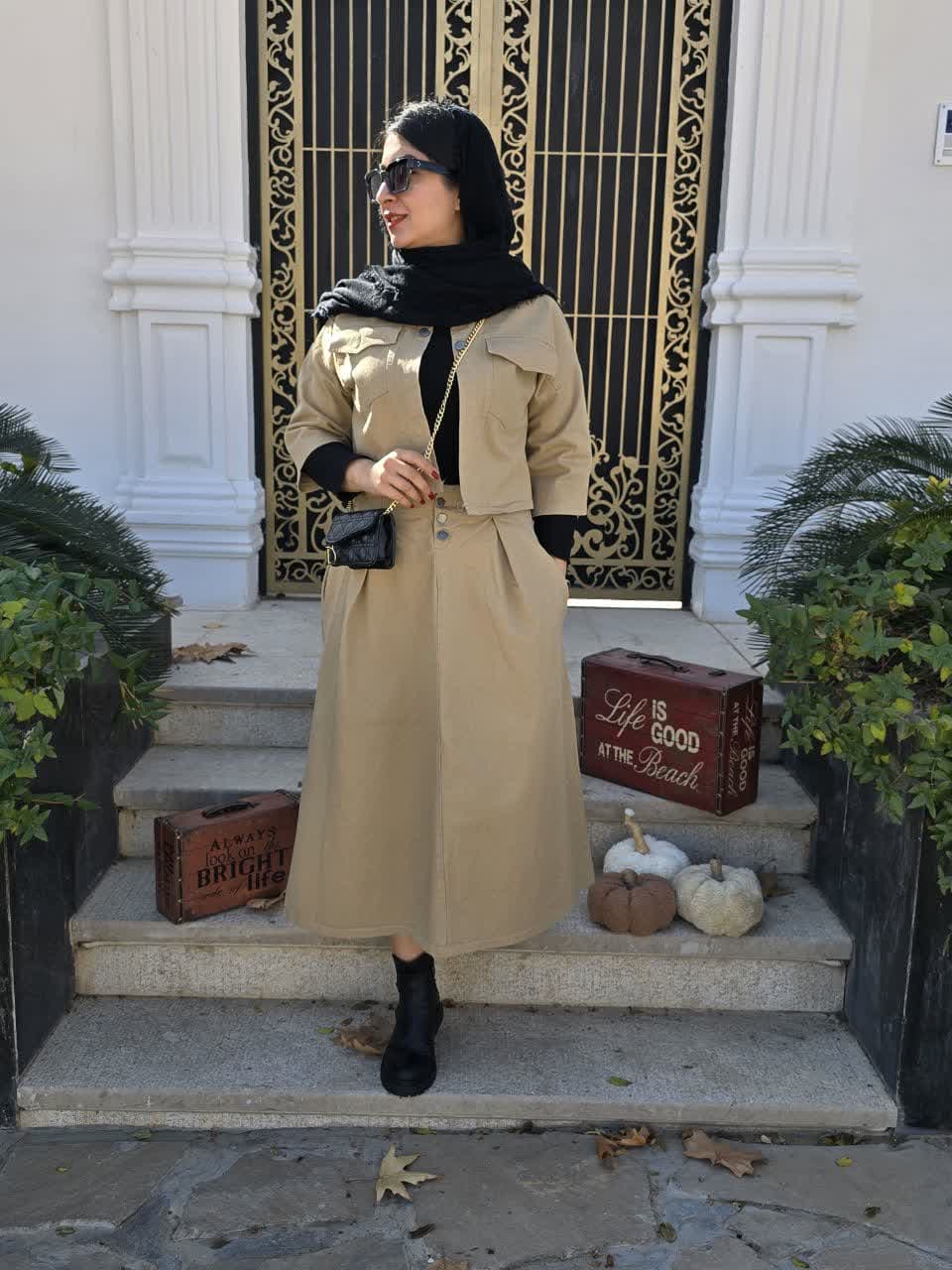 کراپ کت کتان شیک در رنگ کرم، ست شده با دامن کتان برای استایل خاص زنانه.