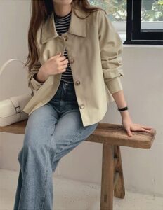 کراپ کت کتان شیک در رنگ کرم، ست شده با دامن کتان برای استایل خاص زنانه.  