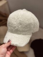 : تصویر کلاهدکپ تدی زنانه با طراحی نرم و شیک، مناسب برای فصلهای سرد سال.