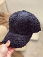 تصویر کلاهدکپ تدی زنانه با طراحی نرم و شیک، مناسب برای فصلهای سرد سال.