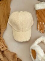 : تصویر کلاهدکپ تدی زنانه با طراحی نرم و شیک، مناسب برای فصلهای سرد سال.