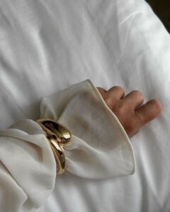 ترندهای مد و فشن زنانه در سال ۲۰۲۵، شامل استایلهای پایدار، رنگهای جسورانه و اکسسوریهای بزرگ