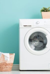 تصویری از شخصی که در حال تمیز کردن یقه و سرآستین لباس با استفاده از مواد شوینده طبیعی است.