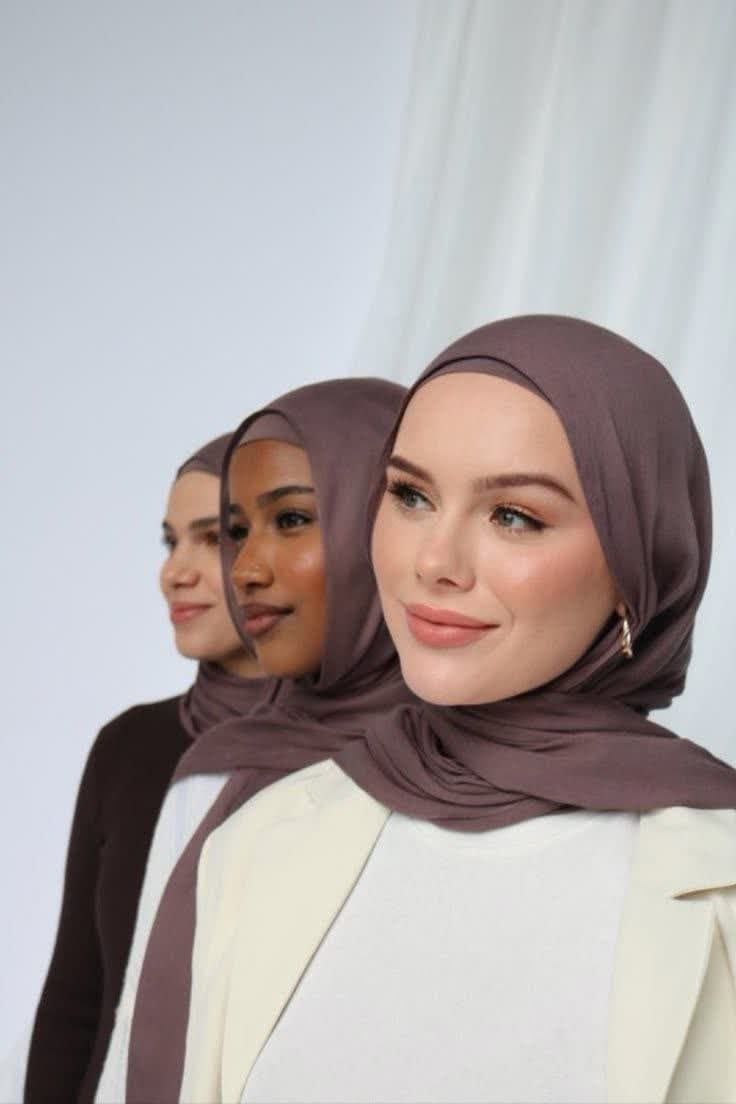 ک زن با پوست گندمی که لباس پوشیده و استایل شیک دارد.