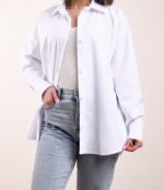 شومیز سفید بیسیک زنانه با طراحی کلاسیک، مناسب برای استایلهای مختلف. خرید آنلاین از لیمامد با پرداخت ۴ قسطه.