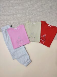 ست تیشرت و شلوار زنانه با طرح خرگوش و قلب، رنگ آبی پاستیلی، گلدوزی زیبا