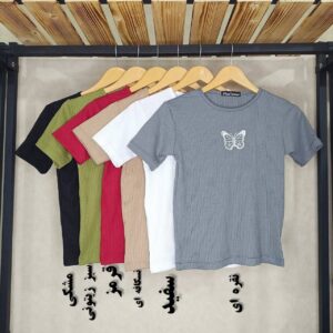 اگر به دنبال لباس زنانهای هستید که هم راحتی داشته باشد و هم استایلی جذاب و خاص ارائه دهد، کراپ فانریپ زنانه گلدوزی پروانه کد 7671 دقیقاً همان انتخابی است که نیاز دارید. این کراپ فریسایز طراحی شده و برای سایزهای ۳۶ تا ۴۴ کاملاً مناسب است. پارچه بهکاررفته در این محصول از جنس فانریپ است؛ پارچهای با بافت کشی و تنفسپذیر که در عین نرمی، مقاومت بالایی نیز دارد. قد این کراپ ۴۹ سانتیمتر و دور سینه آن ۸۰ سانتیمتر است که تا ۹۲ سانتیمتر کش میآید، بنابراین آزادی حرکت را در کنار تناسب فرم بدن برای شما فراهم میکند. گلدوزی پروانهای روی سینه جلوهای دخترانه، مینیمال و بسیار شیک به این محصول میدهد و آن را به انتخابی عالی برای استایلهای روزمره، اسپرت و حتی نیمهرسمی تبدیل میکند. در فروشگاه لیما مد شما میتوانید این محصول را در ۶ رنگ جذاب تهیه کنید. یکی از ویژگیهای مهم این محصول، امکان خرید اقساطی چهار قسطه از طریق اسنپپی است. با این قابلیت، میتوانید بدون فشار مالی لباس دلخواه خود را خریداری کنید و بهراحتی هزینه را مدیریت نمایید. برای مشاهده مدلهای بیشتر لباسهای زنانه اسپرت و فیت، میتوانید به دستهبندی کراپ زنانه در سایت ما مراجعه کنید. همچنین برای آشنایی با روش پرداخت اقساطی از طریق اسنپپی، راهنمای جامع خرید اقساطی از اسنپپی را بخوانید