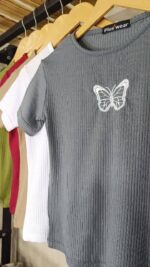 کراپ زنانه، کراپ فانریپ، کراپ گلدوزیدار، لباس اسپرت زنانه، تیشرت دخترانه تابستانی، لباس فری سایز، کراپ سفید پروانه، خرید اقساطی لباس، اسنپپی، فروشگاه لیما مد