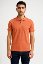 مردی با پولوشرت آجری رنگ BYH قواره کوچک و تنخور جذب – سایز 2XL