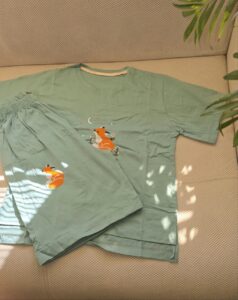 لباس راحت، لباس خوش‌فرم، استایل روزمره، استایل مینیمال، استایل کپسولی، شومیز نخی، شلوار پارچه‌ای، ست راحت زنانه، فرم‌دهی اندام، انتخاب سایز درست، پارچه تنفس‌پذیر، استایل شیک و راحت، استایل محل کار، استایل دانشجویی، استایل تابستانی، استایل چهار فصل، کفش اسپرت سفید، اکسسوری مینیمال، راهنمای خرید لباس، ترفندهای استایل، هماهنگی رنگ‌ها، کمد هوشمند، پوشاک زنانه، لیمامد، خرید آنلاین پوشاک، خرید اقساطی با اسنپ‌پی