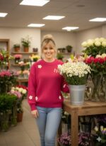 بلوز بافت طرح بابونه, بلوز بافت زنانه, بافت دخترانه, لباس پاییزی زنانه, استایل پاییزی, بافت طرحدار, لباس زمستانی زنانه, بلوز شیک زنانه, خرید بلوز بافت, بافت فانتزی, بافت نرم و لطیف, بلوز با گل بابونه, پوشاک زنانه, مد روز, بافت زنانه جدید, خرید اینترنتی لباس زنانه, بلوز بافت صورتی, بلوز بافت تمشکی, لباس پاییز و زمستان, استایل دخترانه, بافت چهار رنگ, خرید اقساطی لباس, اسنپ پی, خرید با اسنپ پی, لیما مد, فروشگاه لباس زنانه آنلاین, بلوز آستین بلند, بلوز فری سایز زنانه, ست با شلوار بافت, بلوز بافت ترند ۱۴۰۴