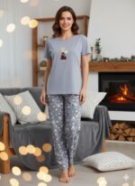 ست راحتی عروسکی، ست پنبه اسپان زنانه، لباس راحتی فری سایز، ست زنانه راحت و نرم، لباس خانگی دخترانه، ست تیشرت شلوار نخی، ست راحتی سایز ۴۶، لباس پنبهای بدون حساسیت، ست زنانه مناسب استفاده روزانه، خرید ست راحتی اقساطی