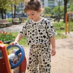 تیشرت و شلوار کراپ گل مشکی سایز 45 با پارچه لینن، طراحی شیک و راحت برای کودکان، مناسب بازی و استفاده روزمره