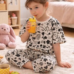 تیشرت و شلوار کراپ گل مشکی سایز 45 با پارچه لینن، طراحی شیک و راحت برای کودکان، مناسب بازی و استفاده روزمره