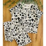 تیشرت و شلوار کراپ گل مشکی سایز 45 با پارچه لینن، طراحی شیک و راحت برای کودکان، مناسب بازی و استفاده روزمره