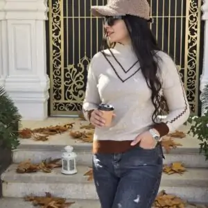 پلیور یقه اسکی زنانه با بافت کرم و جزئیات قهوه‌ای، مناسب سایز ۳۶ تا ۴۲، قابل خرید در ۴ قسط با اسنپ‌پی. جنس با کیفیت و طراحی شیک برای استایل پاییزی.
